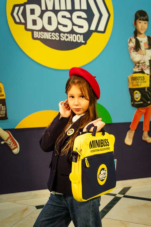 Подросток с телефоном